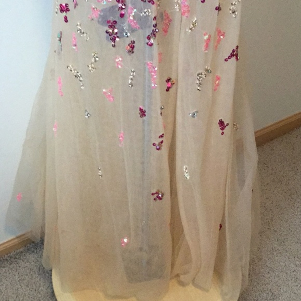 Stunning embroidered dress - Picture 4 of 5